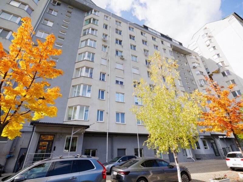 Apartament cu 3 camere, bucătărie și balcon