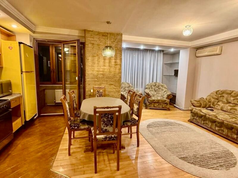 Apartament cu 3 camere – Centru