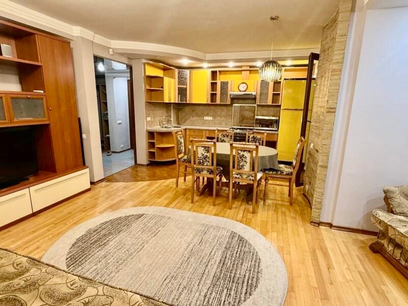 Apartament cu 3 camere – Centru