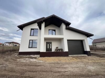 Casă Cruzești 10 ari – garaj și terasă