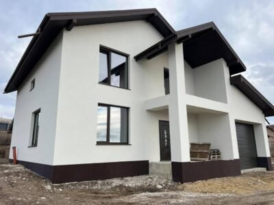 Casă Cruzești 10 ari – garaj și terasă