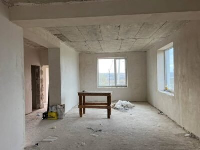 Casă Cruzești 10 ari – garaj și terasă