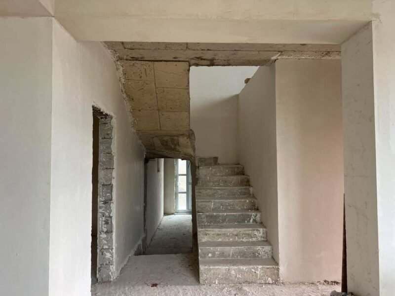 Casă Cruzești 10 ari – garaj și terasă