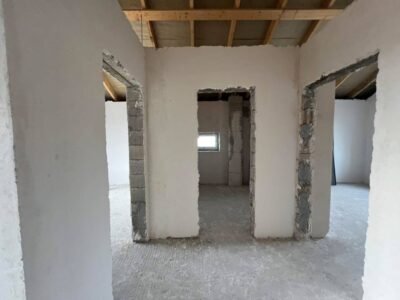 Casă Cruzești 10 ari – garaj și terasă