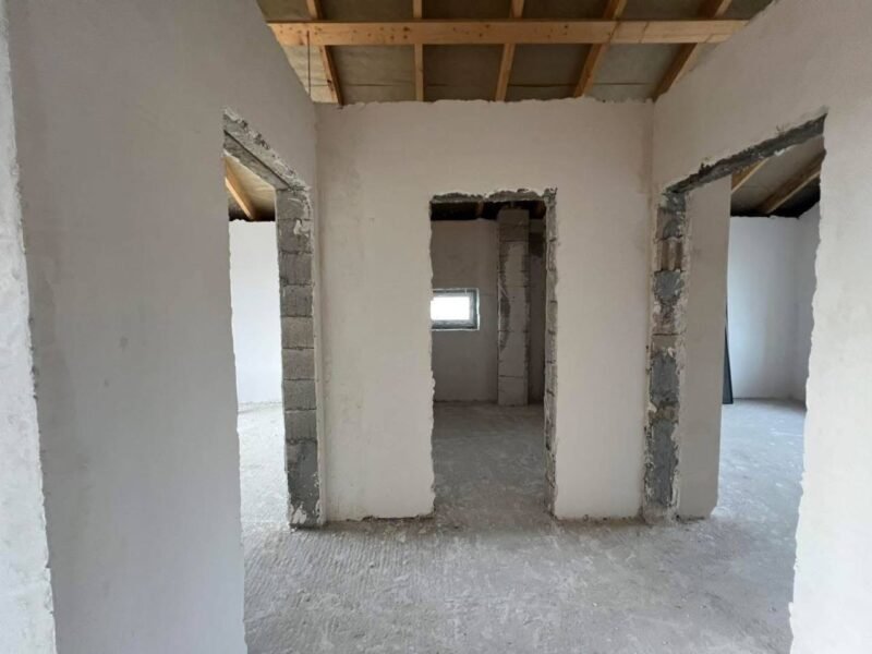 Casă Cruzești 10 ari – garaj și terasă