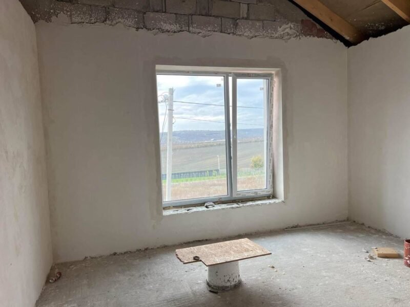 Casă Cruzești 10 ari – garaj și terasă