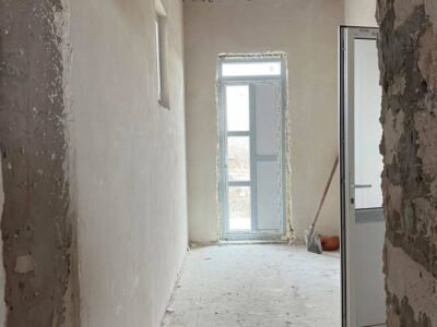 Casă Cruzești 10 ari – garaj și terasă