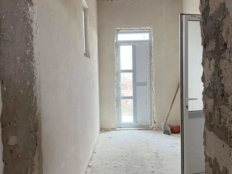 Casă Cruzești 10 ari – garaj și terasă