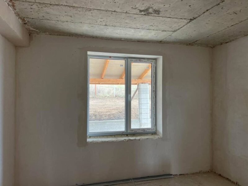 Casă Cruzești 10 ari – garaj și terasă