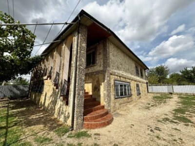 Floreni, casă individuală, 200 m², teren 12 ari