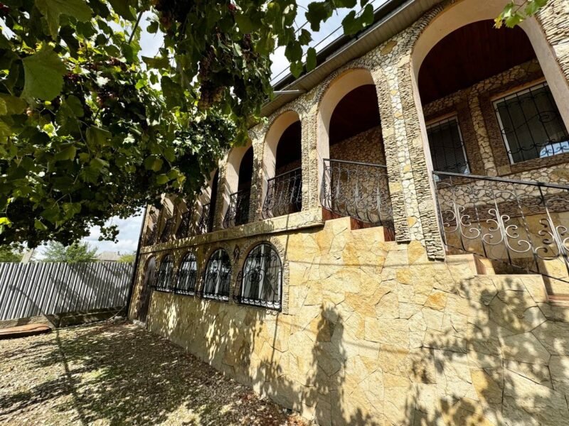 Floreni, casă individuală, 200 m², teren 12 ari