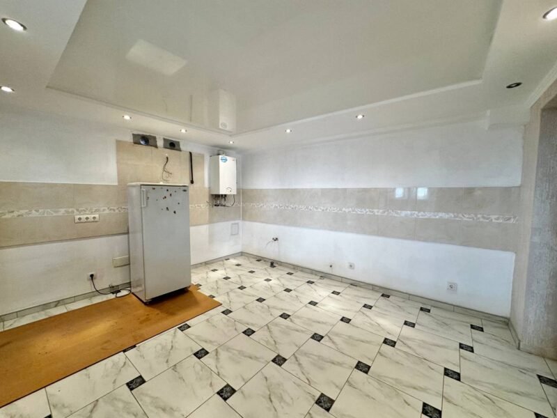 Floreni, casă individuală, 200 m², teren 12 ari