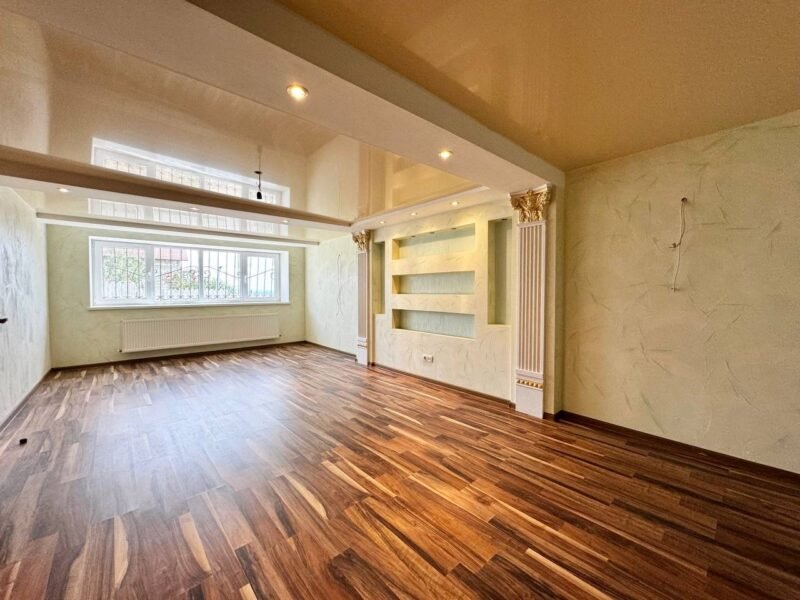 Floreni, casă individuală, 200 m², teren 12 ari