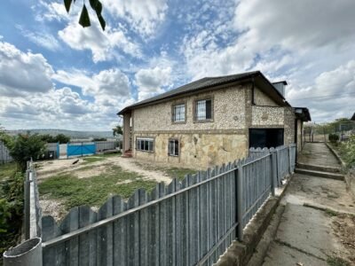 Floreni, casă individuală, 200 m², teren 12 ari