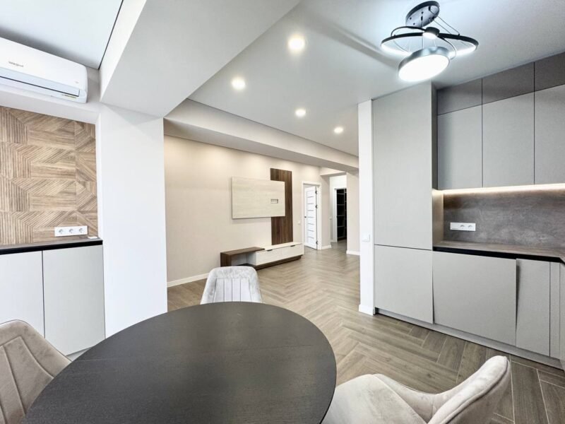 Centru, 3 odăi + living, str. I. Zaikin, 104 m²