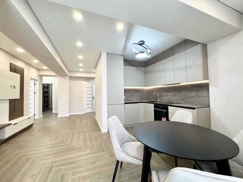 Centru, 3 odăi + living, str. I. Zaikin, 104 m²