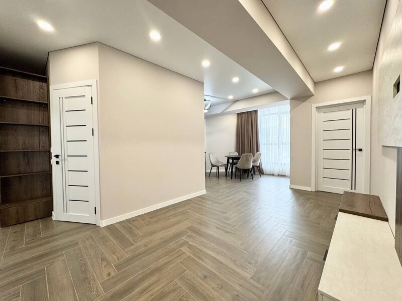 Centru, 3 odăi + living, str. I. Zaikin, 104 m²