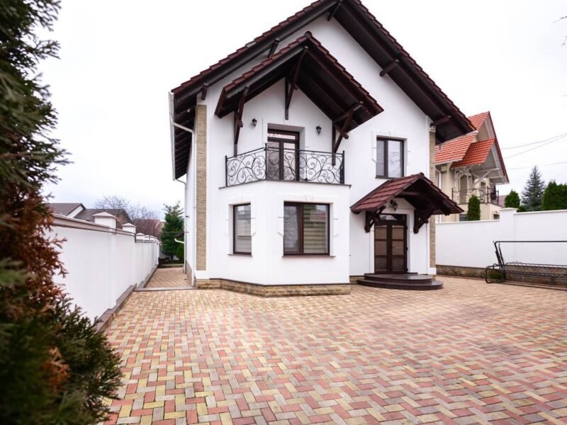 Stăuceni, 3 dormitoare + mansardă, str. A. Mateevici, 130 m²