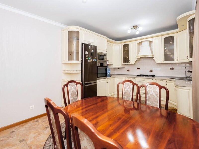 Stăuceni, 3 dormitoare + mansardă, str. A. Mateevici, 130 m²