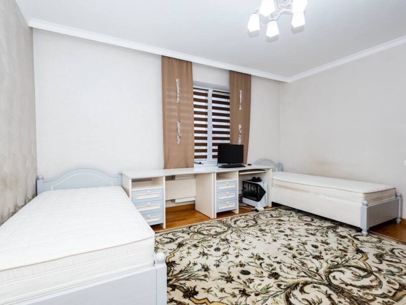 Stăuceni, 3 dormitoare + mansardă, str. A. Mateevici, 130 m²