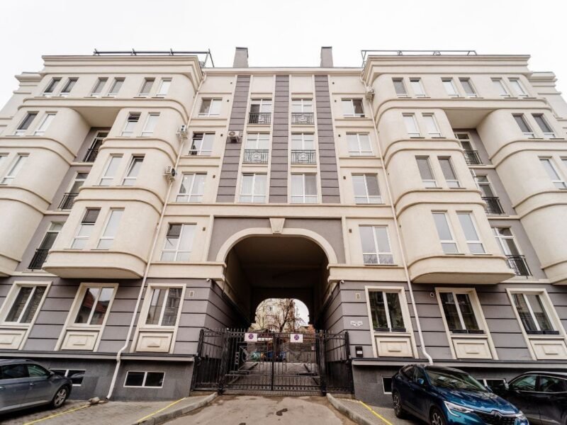 Centru · 2 camere + living · str. Moara Roșie · 67 m²