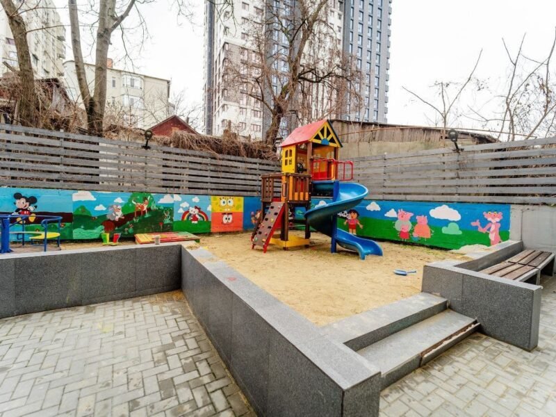 Centru · 2 camere + living · str. Moara Roșie · 67 m²