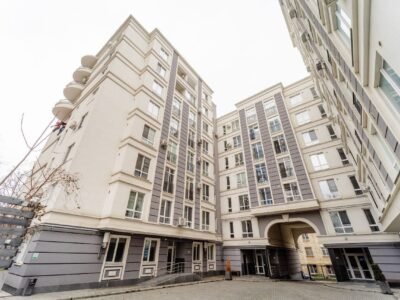 Centru · 2 camere + living · str. Moara Roșie · 67 m²