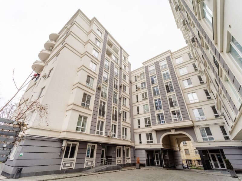 Centru · 2 camere + living · str. Moara Roșie · 67 m²