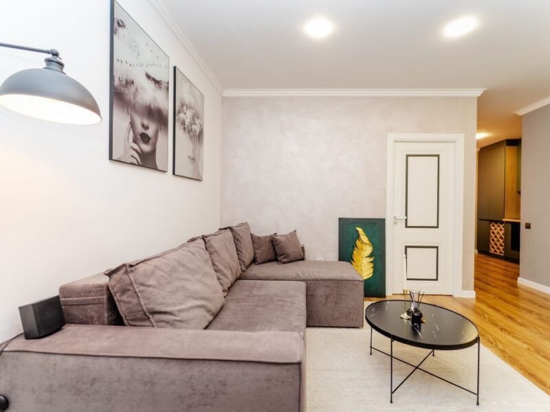 Centru · 2 camere + living · str. Moara Roșie · 67 m²