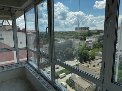 Penthouse cu 3 camere, living, debara, balcon si terasa