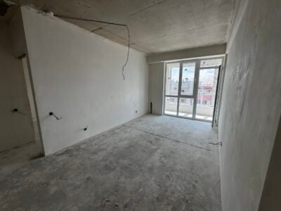 Penthouse cu 3 camere, living, debara, balcon si terasa