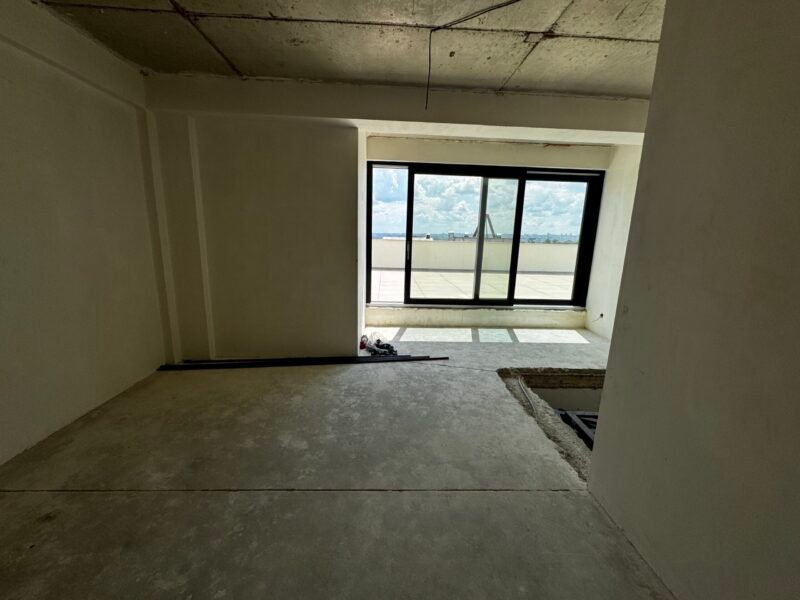 Penthouse cu 3 camere, living, debara, balcon si terasa