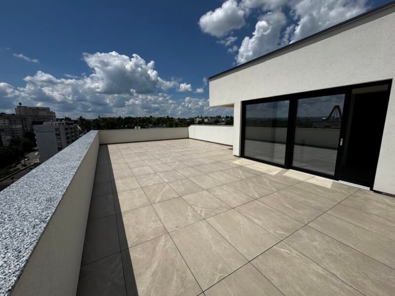 Penthouse cu 3 camere, living, debara, balcon si terasa