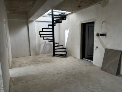 Penthouse cu 3 camere, living, debara, balcon si terasa