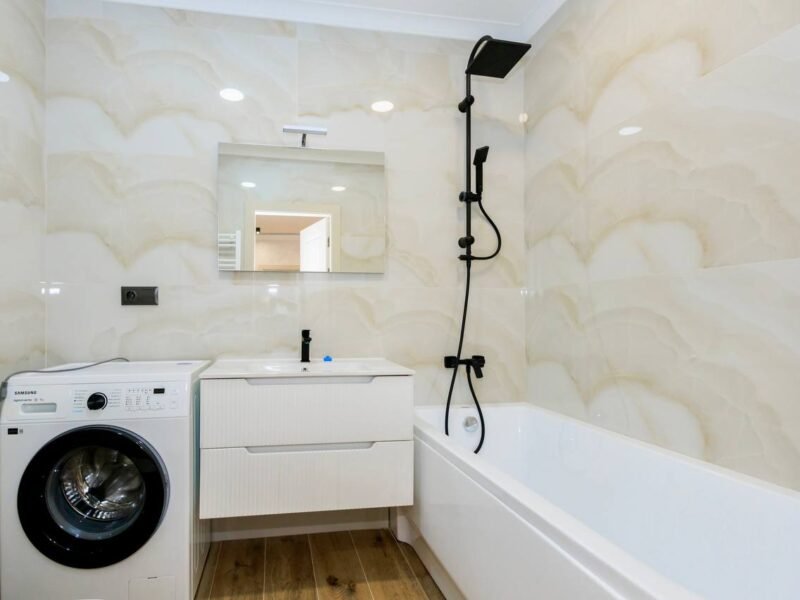 Apartament 2 camere, living si balcon. Sector Riscani