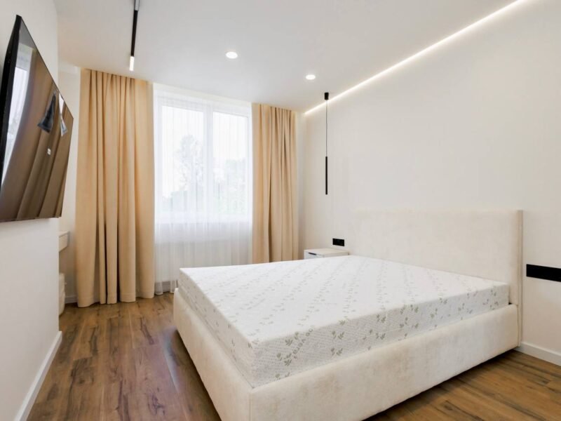 Apartament 3 camere + living + balcon. N. Dimo