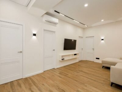 Apartament 3 camere + living + balcon. N. Dimo