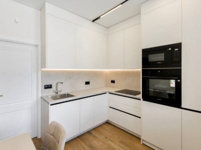 Apartament 3 camere + living + balcon. N. Dimo