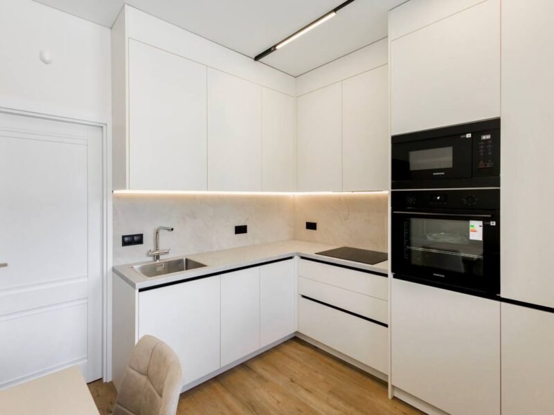 Apartament 3 camere + living + balcon. N. Dimo