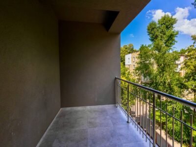 Apartament 3 camere + living + balcon. N. Dimo