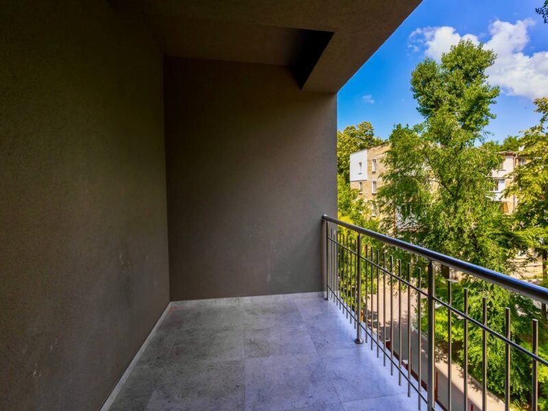Apartament 3 camere + living + balcon. N. Dimo