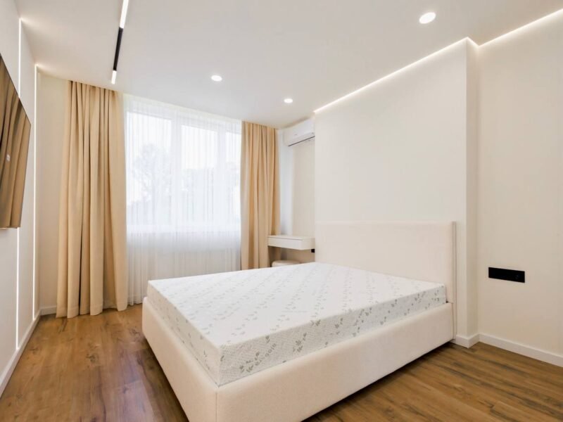 Apartament 3 camere + living + balcon. N. Dimo
