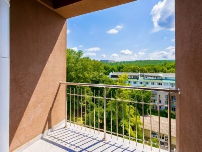 Apartament cu un dormitor, living si balcon langa parc